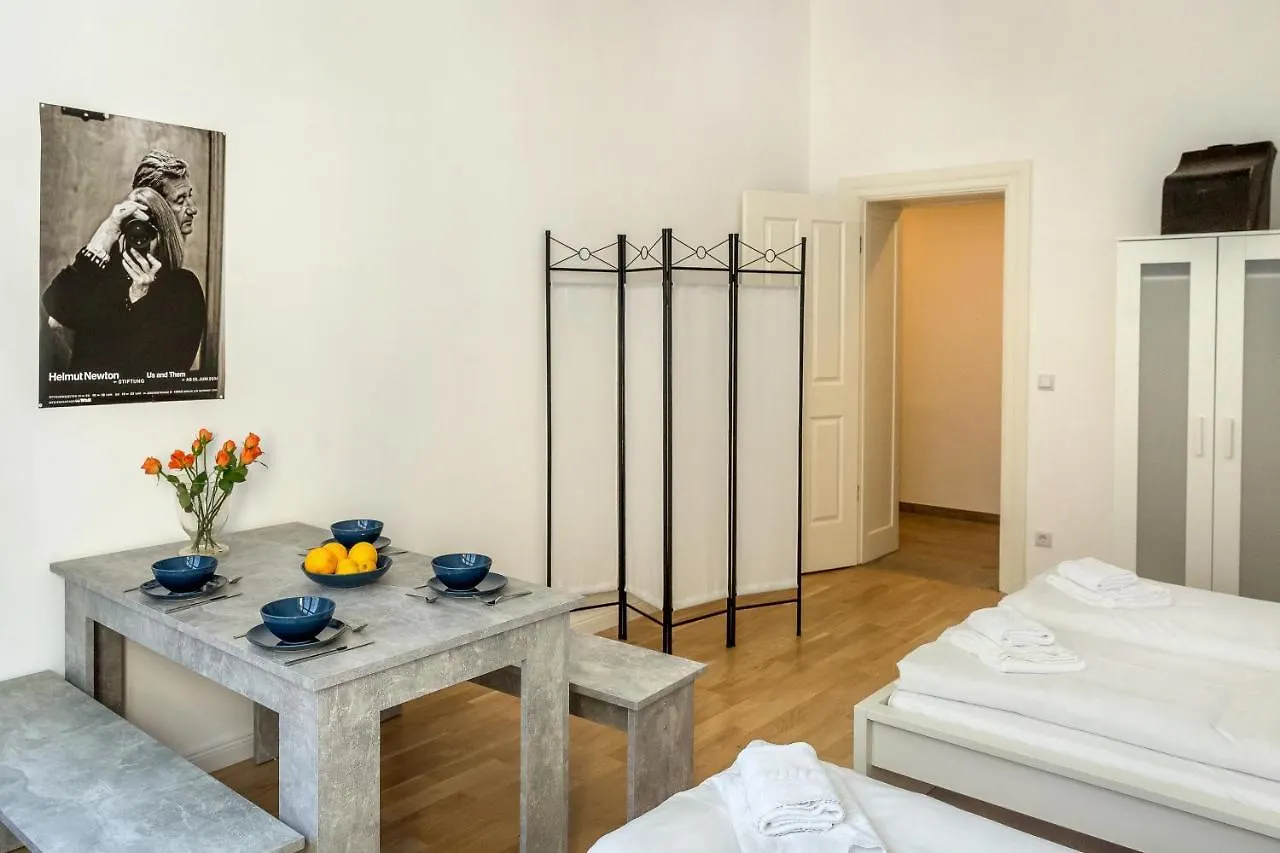Newton-Appartement Mit 3 Schlafzimmern ベルリン 0*,  ドイツ